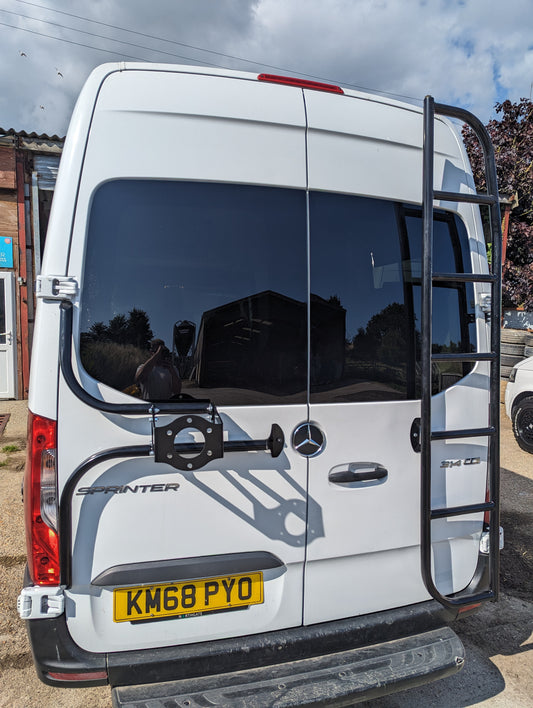 Mercedes Sprinter 907 ab 2018, röhrenförmiger Reserveradträger für die Hintertür