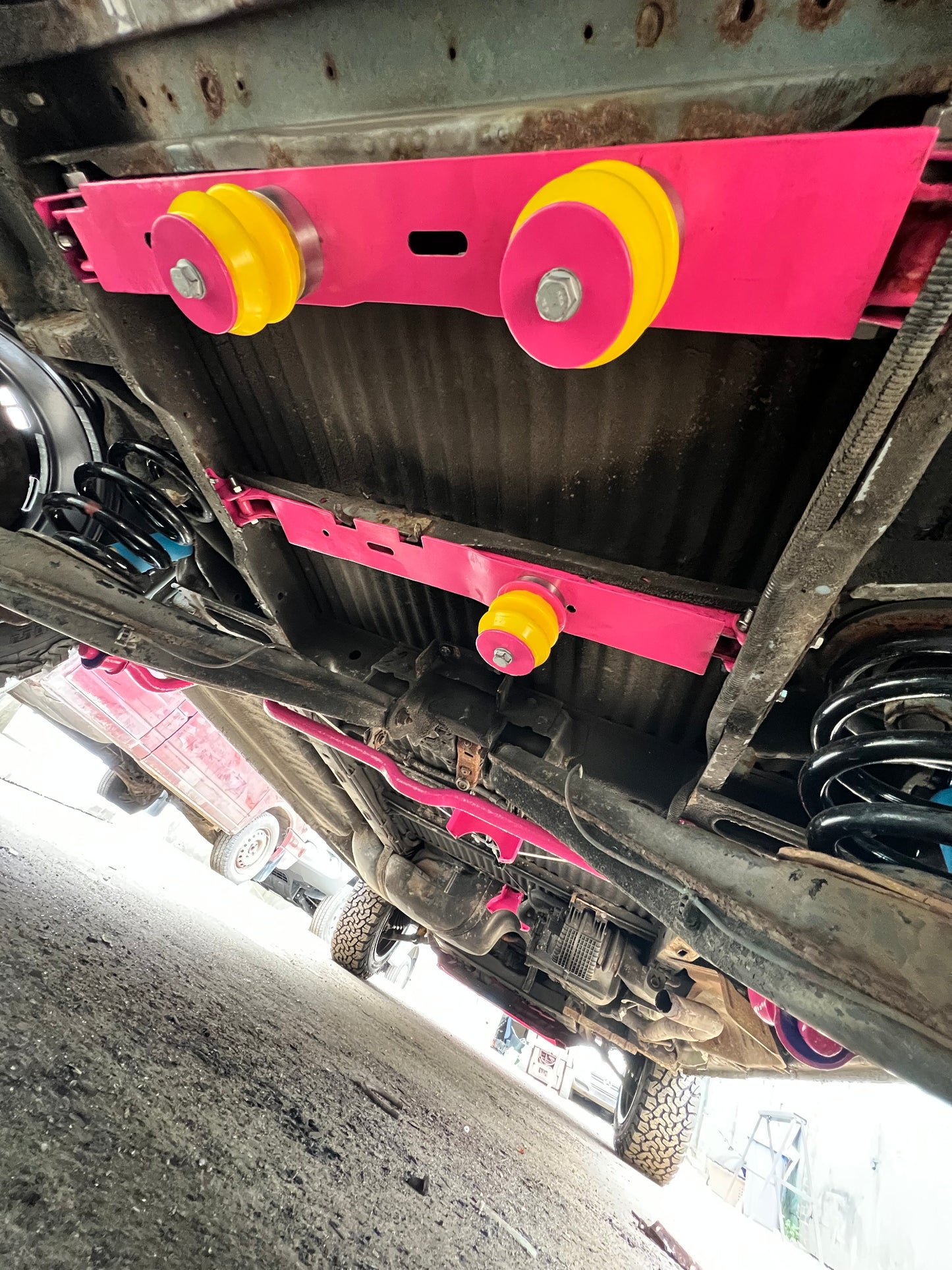 Reparaturbleche für den hinteren Querträger des Volkswagen T4 Syncro