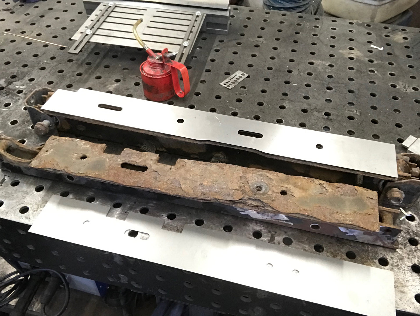 Reparaturbleche für den hinteren Querträger des Volkswagen T4 Syncro